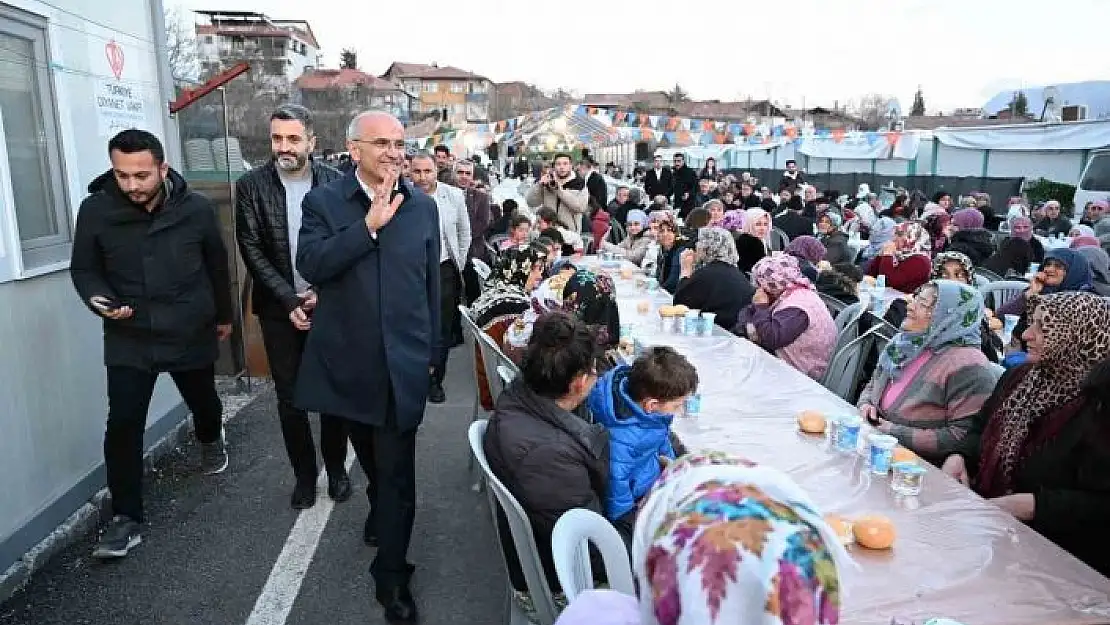 'Büyükşehir Adayı Sami Er, depremzedelerle iftar yaptı'