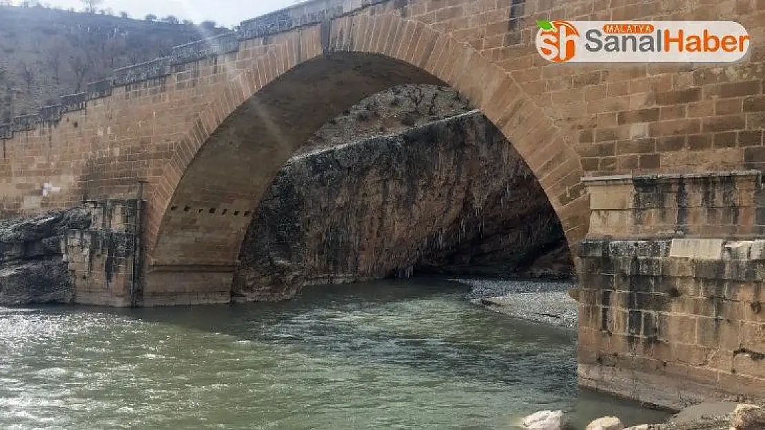 Buz tutan Cendere kanyonunda sarkıtlar oluştu