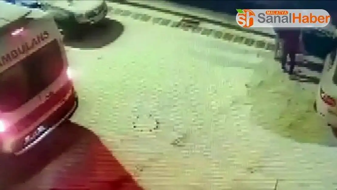 Buzda kayan otomobilin kaza anı kameralara yansıdı