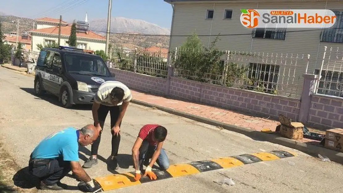 Cadde ve sokaklara hız kesici kasisler yerleştiriliyor