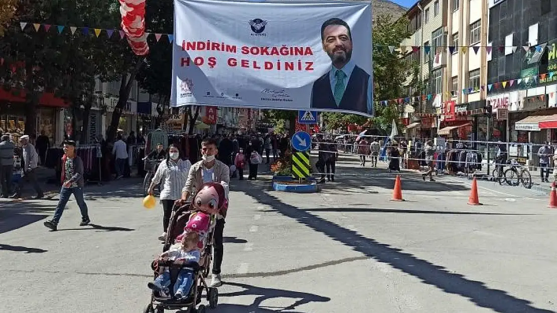 'Caddeyi açık hava alışveriş merkezine dönüştürdüler'