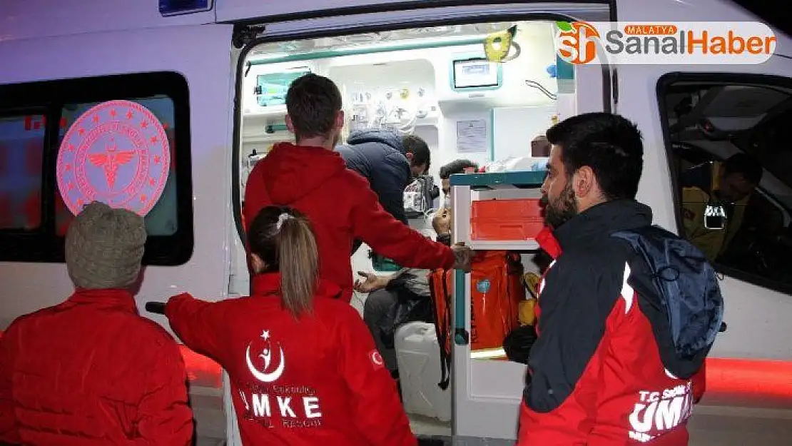 Çadır kentte yangın çıktı, 8 kişi dumandan etkilendi