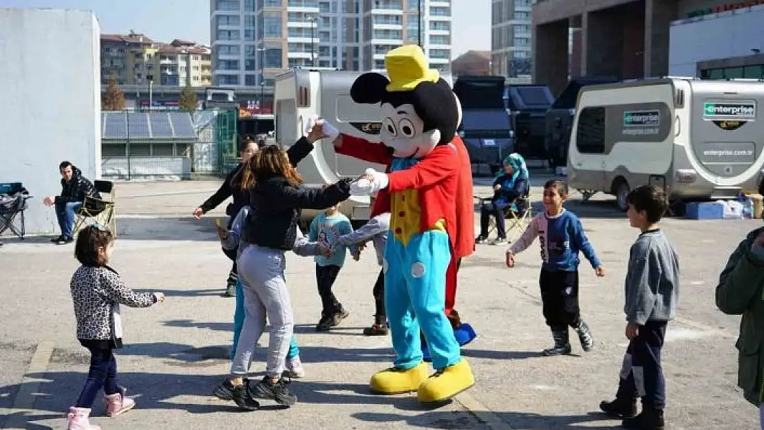 'Çadırda kalan depremzede çocuklara moral'