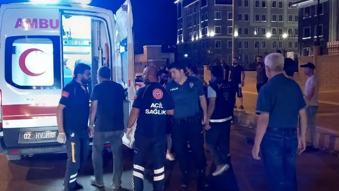 'Çalışma yapılan yolda motosiklet devrildi: 2 yaralı'