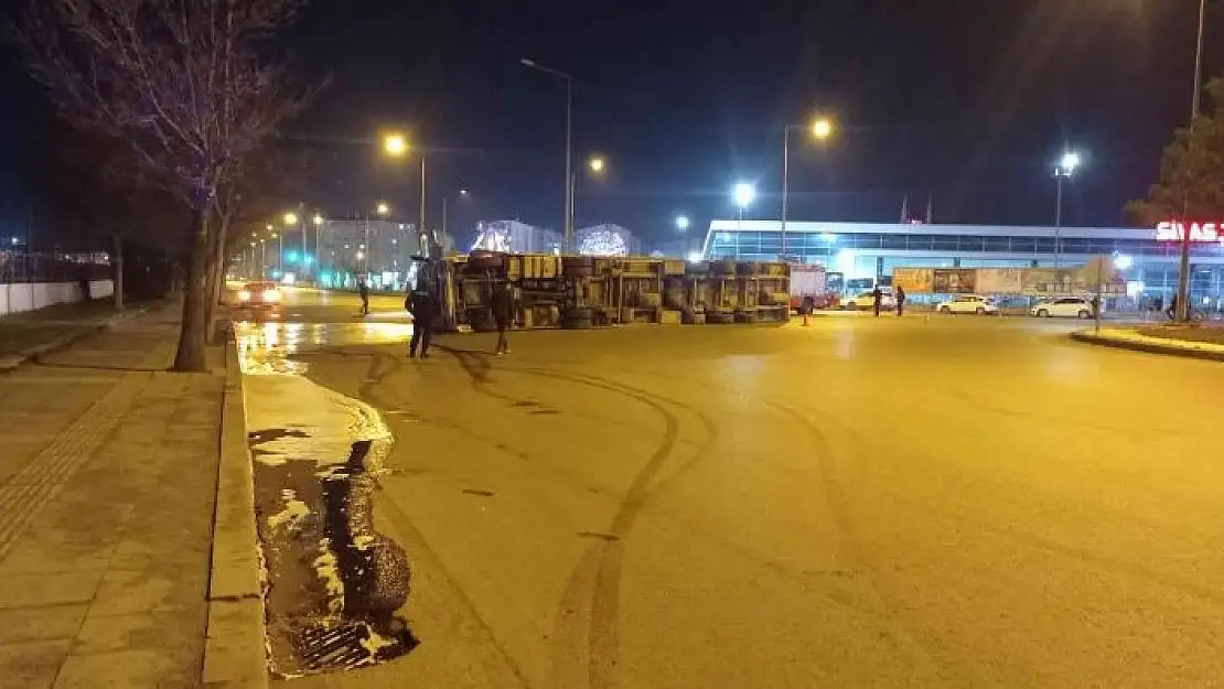 'Cam yüklü tır devrildi, yol kısmen ulaşıma kapandı'