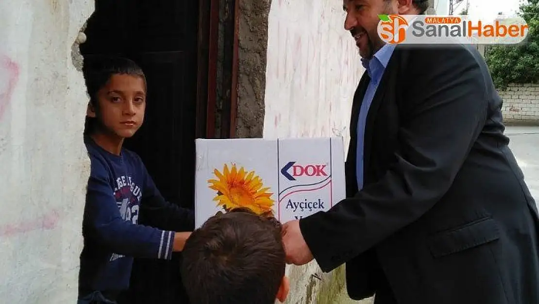 Cami imamı ihtiyaç sahiplerinin yardımına koşuyor