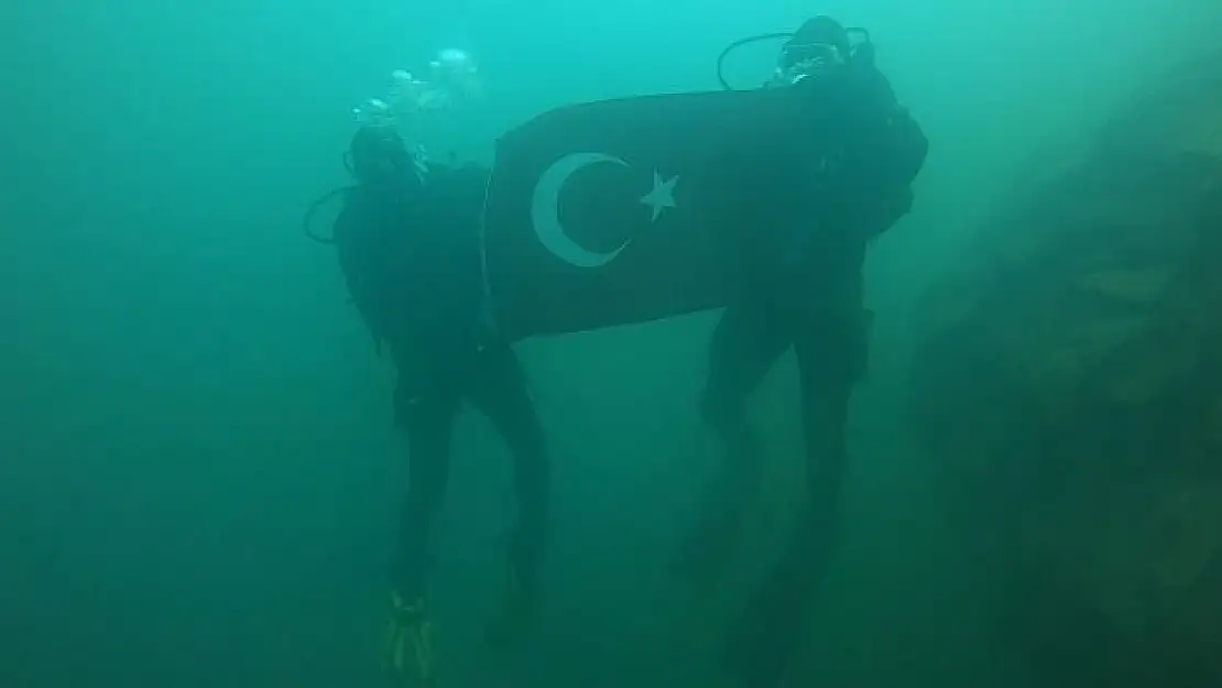 'Çanakkale şehitleri anısına 30 metre derinlikte Türk bayrağı açtılar'