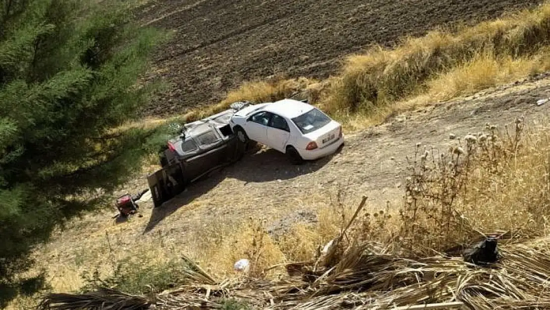 'Çarpışan araçlar şarampole yuvarlandı'