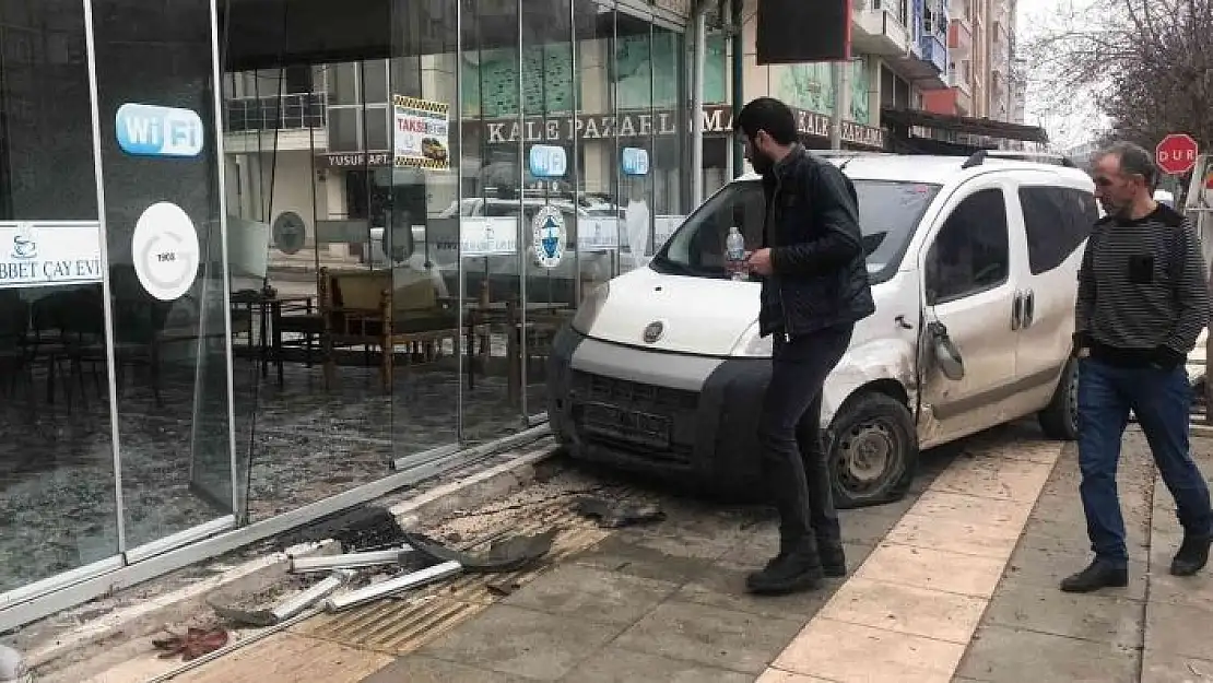 'Çarpışan araçlardan biri iş yerine girdi, o anlar kameralara yansıdı'