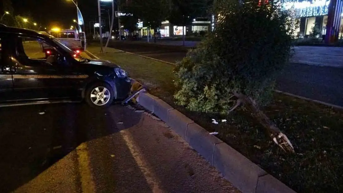 'Çarptığı ağacı yerinden söküp karşı şeride geçti: 1 yaralı'