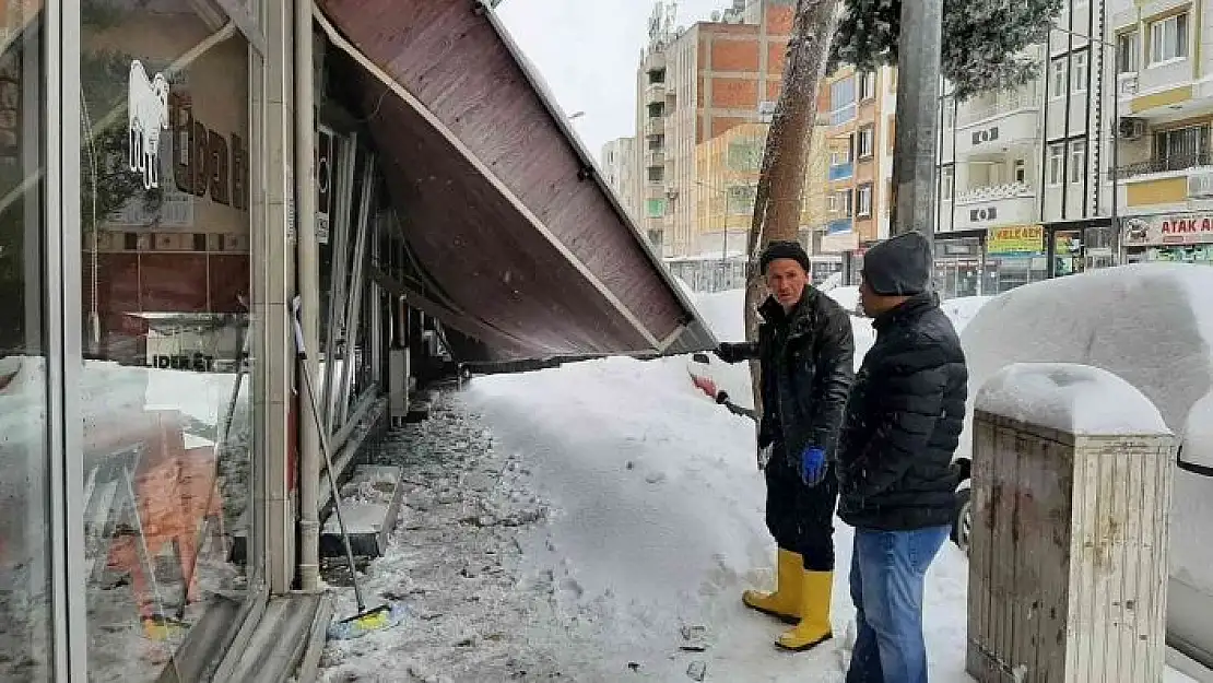 'Çatılar kar kalınlığına dayanamadı'