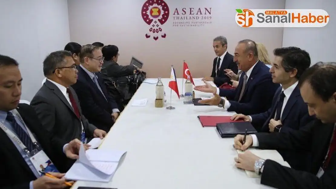 Çavuşoğlu, Filipinli mevkidaşıyla görüştü