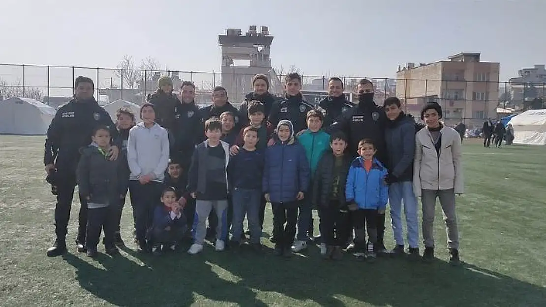 'Çevik kuvvet polisleri depremzede çocuklarla futbol oynadı'