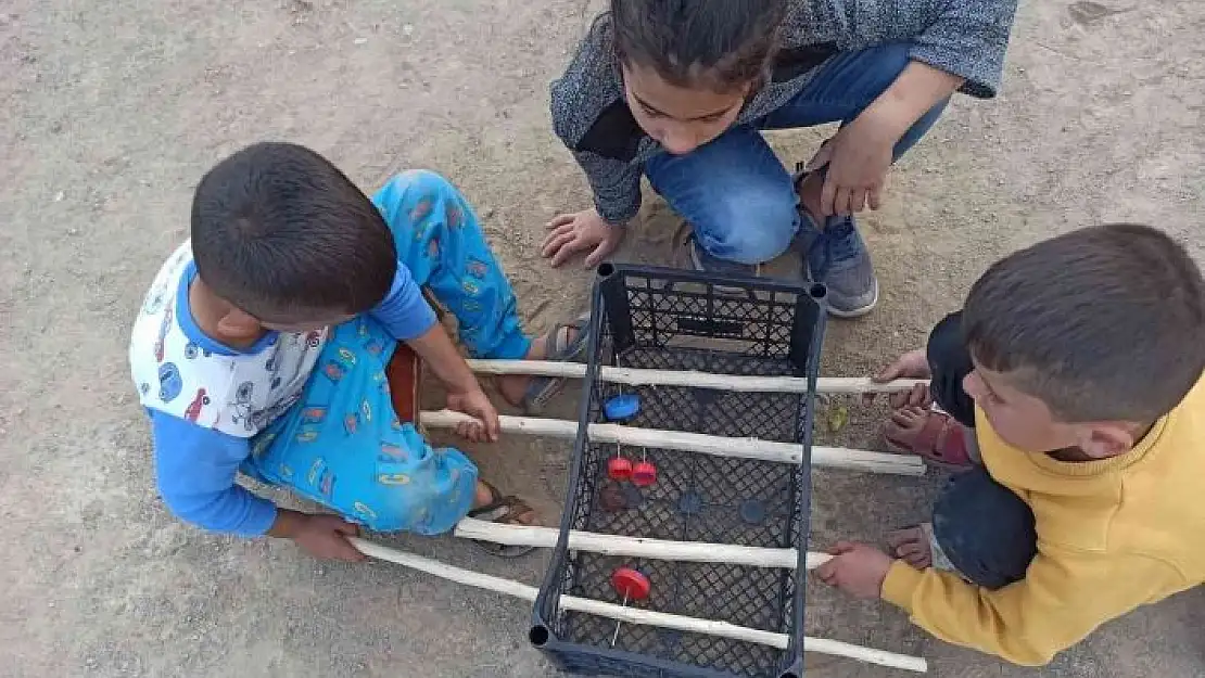 'Cevizi top yapıp plastik meyve kasasında langırt oynadılar'