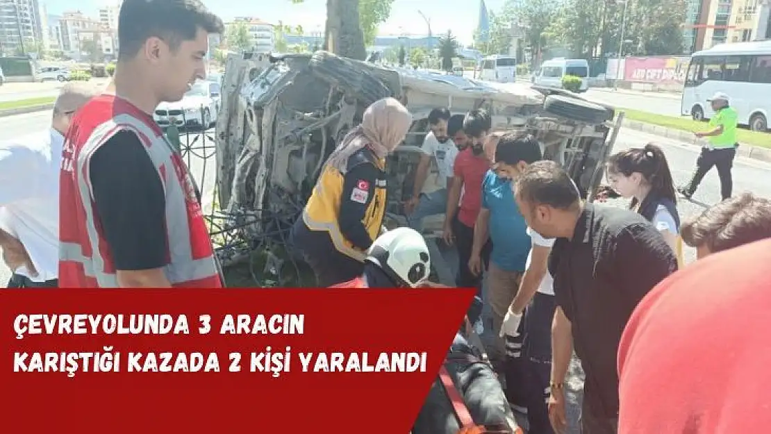 Çevreyolunda 3 aracın karıştığı kazada 2 kişi yaralandı