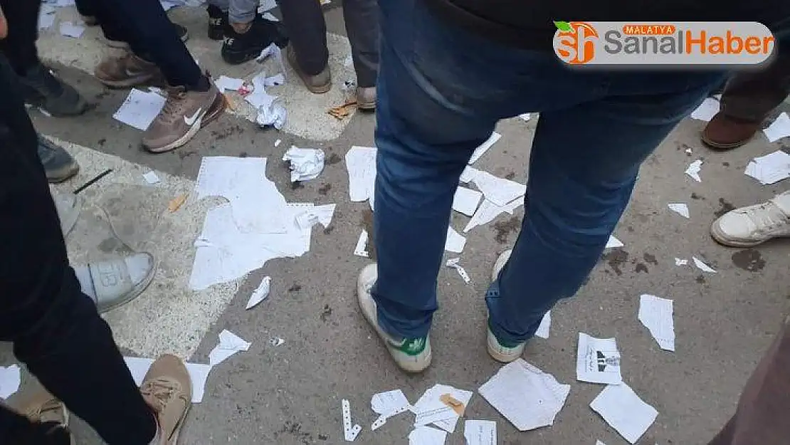 Cezayir'de seçmenler pusulaları yırttı