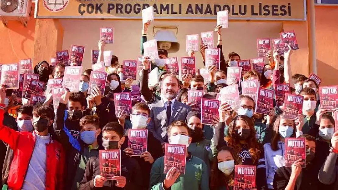 'CHP Elazığ İl Başkanı Duran, öğrencilere Nutuk kitabını hediye etti'
