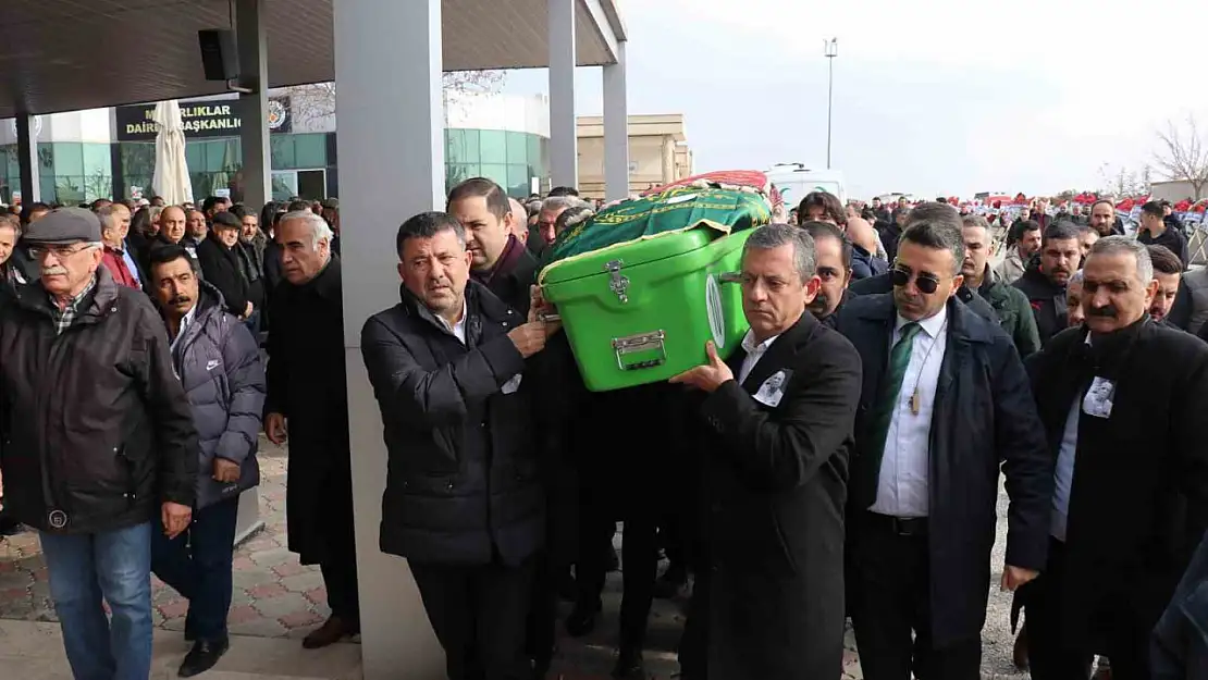 Özgür Özel Veli Ağbaba'nın babasının cenaze törenine katıldı