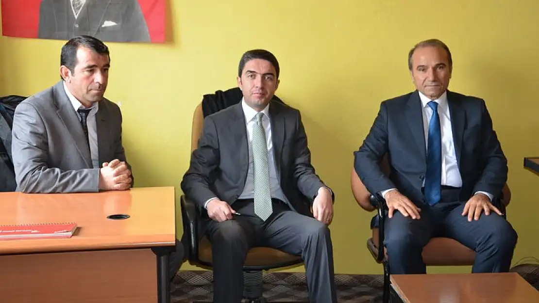  İl Başkanı Enver Kiraz ve il yönetimi Arguvan CHP İlçe Örgütünü ziyaret etti. 