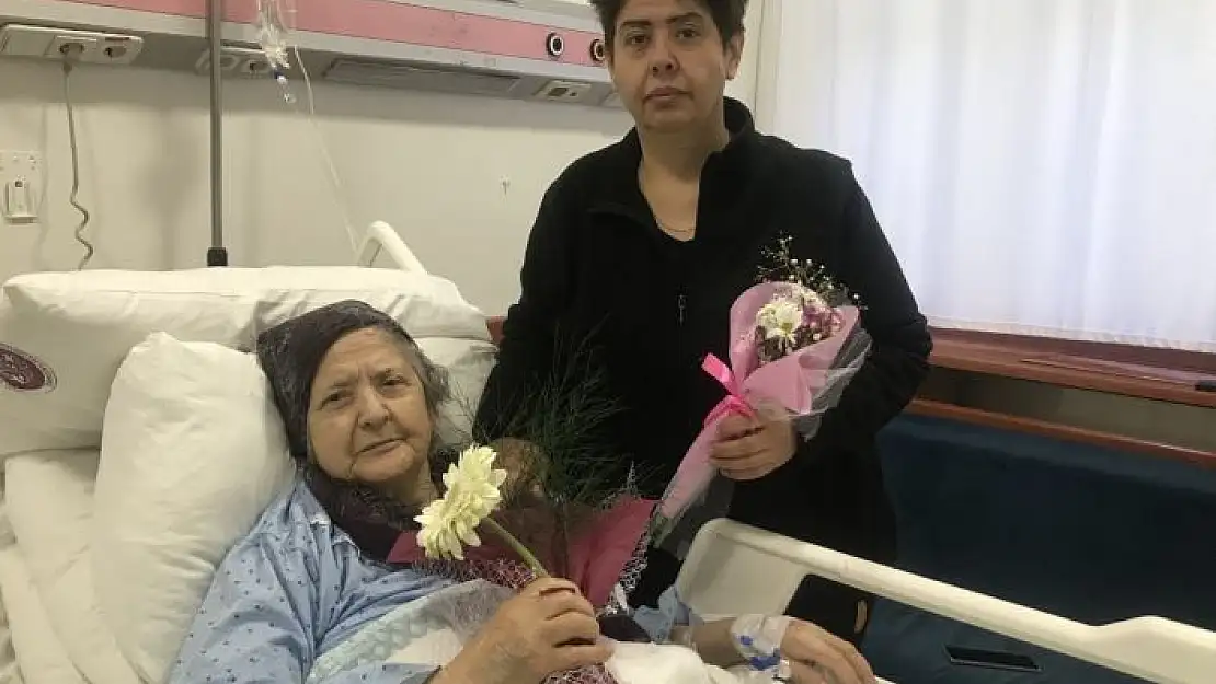 'Çiçekler bu kez sevgililere değil, depremzedelere'