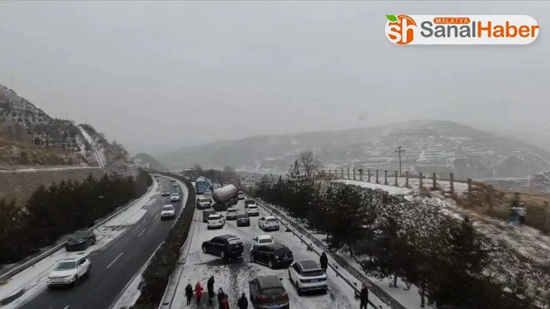 Çin'de kar zincirleme kazaya neden oldu