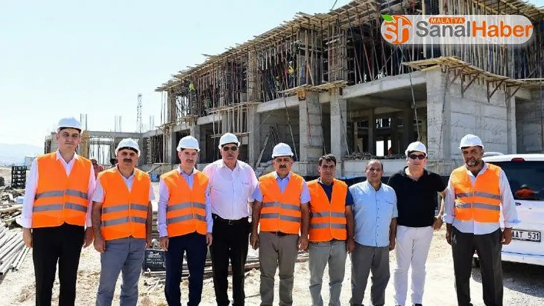 Çınar, yapımı devam eden Gençlik Merkezi'ni inceledi