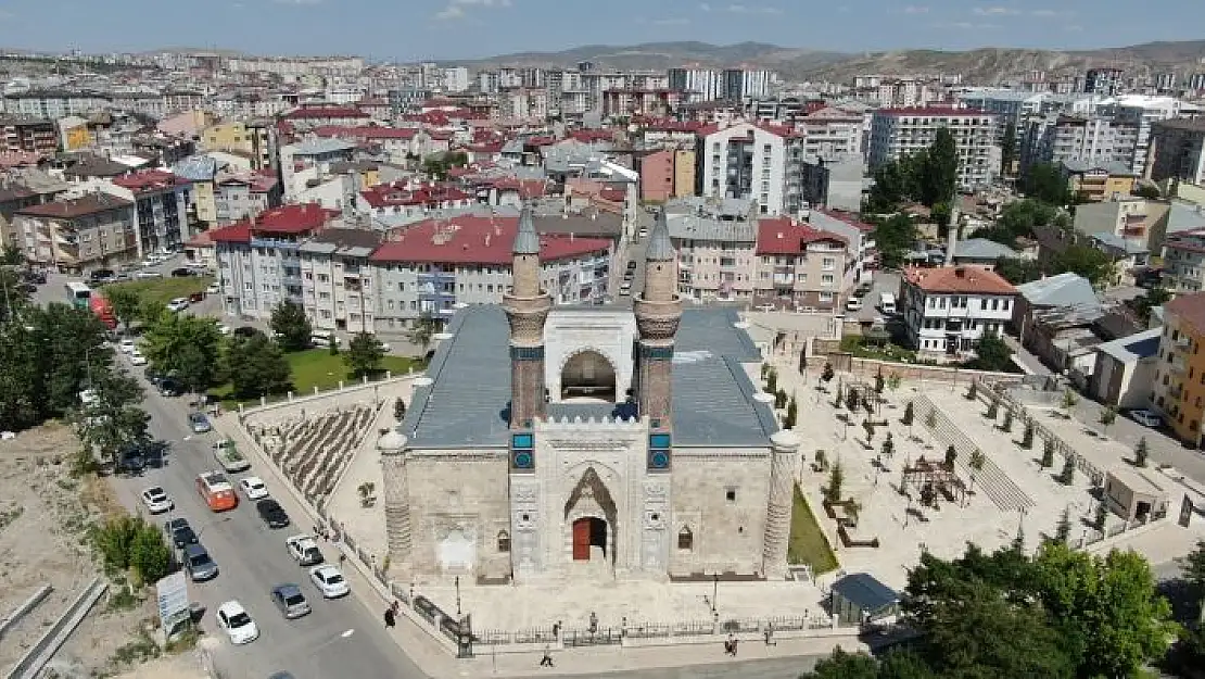 'Çinileriyle göz kamaştıran Gök Medrese açılış için gün sayıyor'