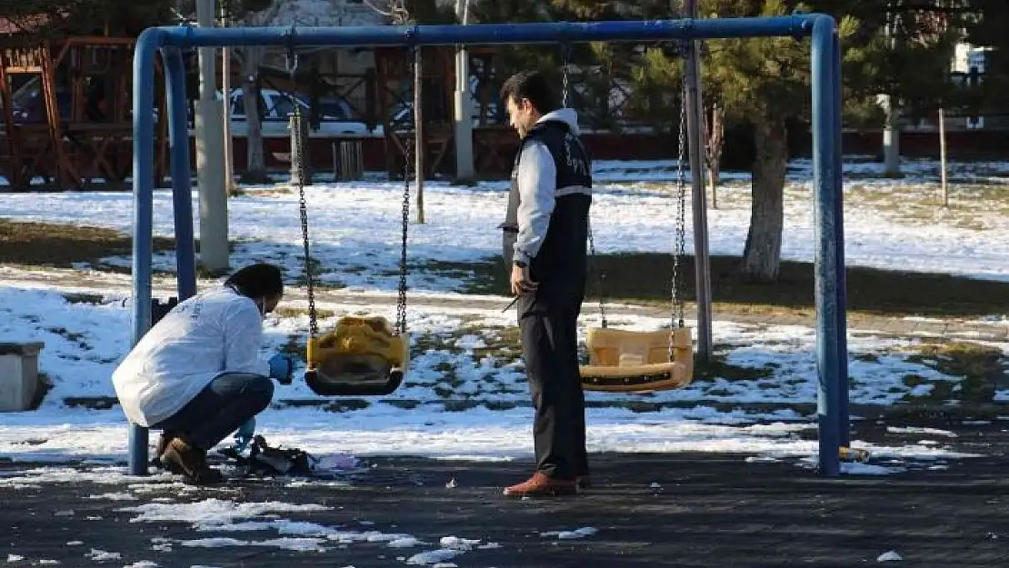 'Çocuk parkına bırakılan çanta ekipleri alarma geçirdi'