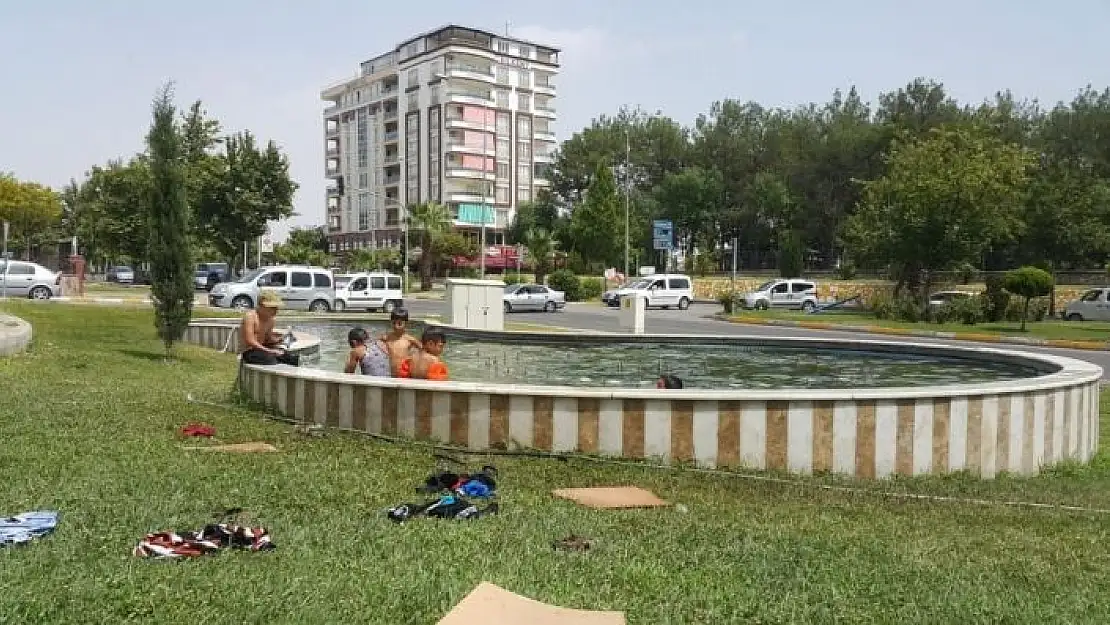 'Çocuklar süs havuzuna girerek serinledi'