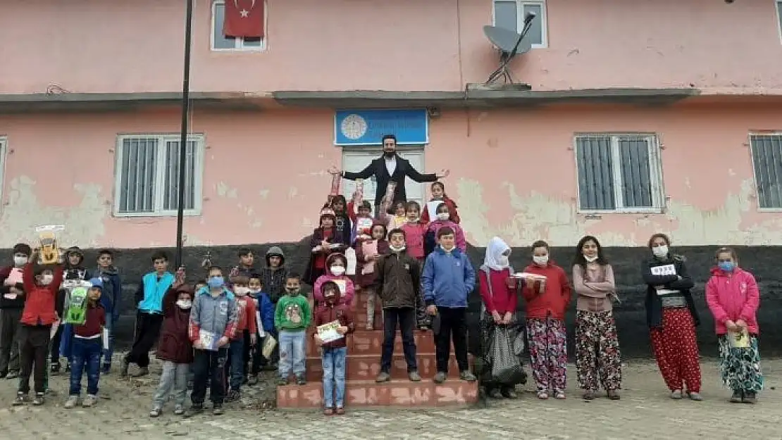 'Çocuklara kırtasiye, giysi ve forma hediye ettiler'