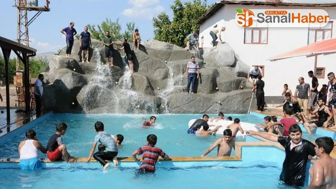 Çocuklara verdiği sözü tuttu, havuz yaptırdı