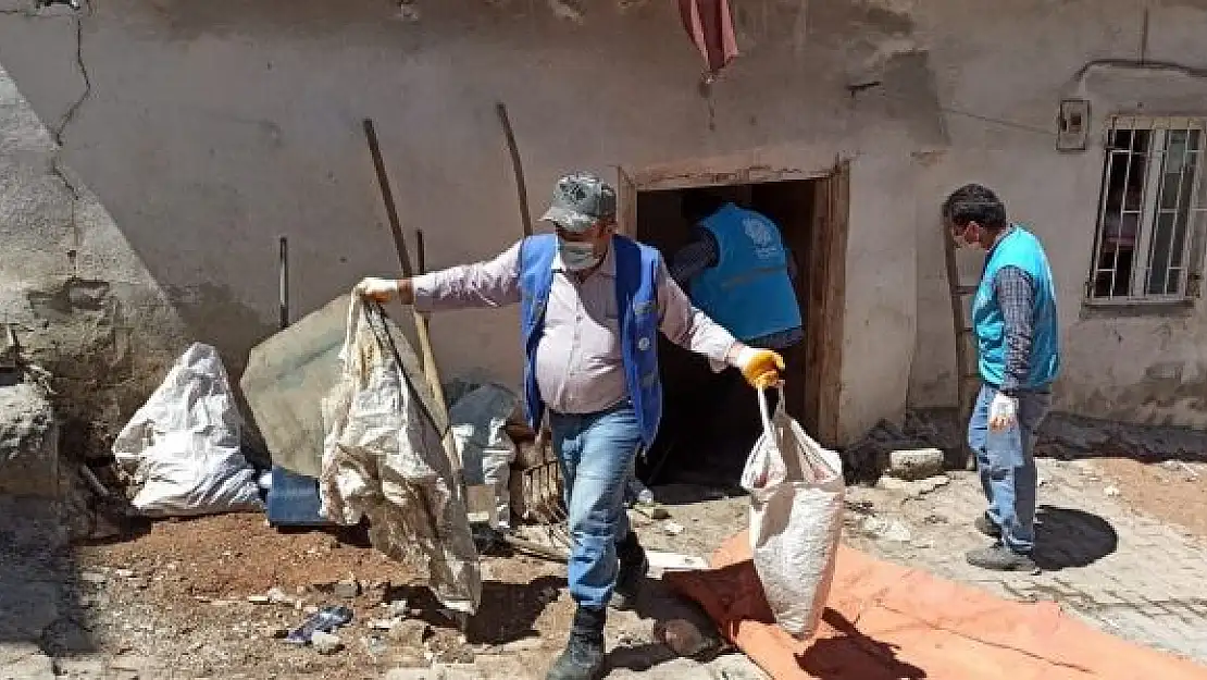 'Çöp evden 7 kamyon çöp çıktı'