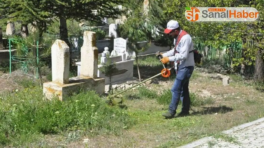 Covid-19 mezar temizliğine engel olmadı