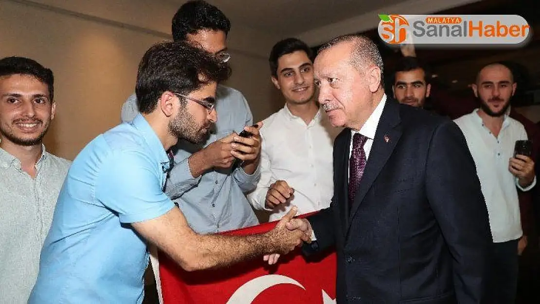 Cumhurbaşkanı Erdoğan'a Malezya'da coşkulu karşılama