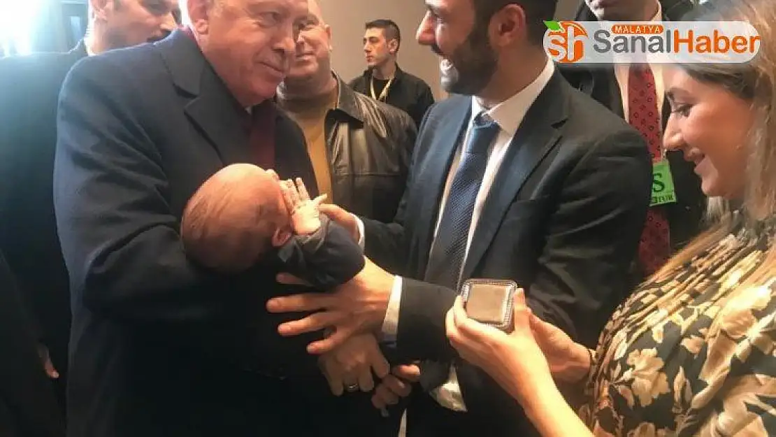 Cumhurbaşkanı Erdoğan, Mahir bebeğe altın taktı