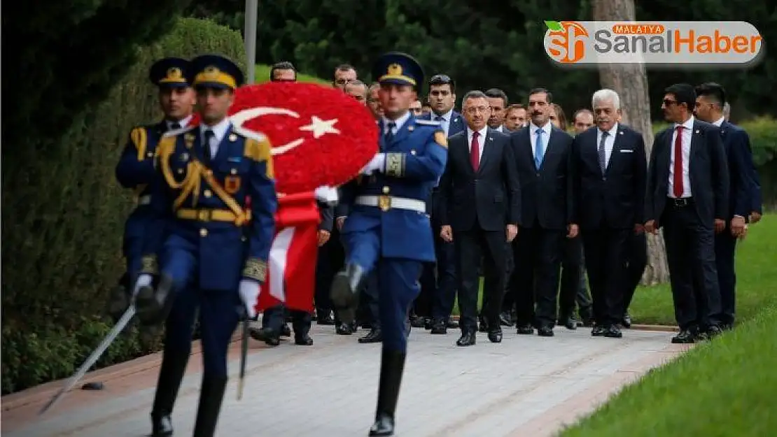 Cumhurbaşkanı Yardımcısı Oktay'dan Aliyev'in kabrine ziyaret