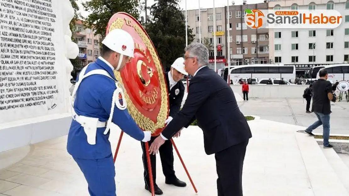 Cumhuriyet Bayramı etkinlikleri çelenk sunumuyla başladı