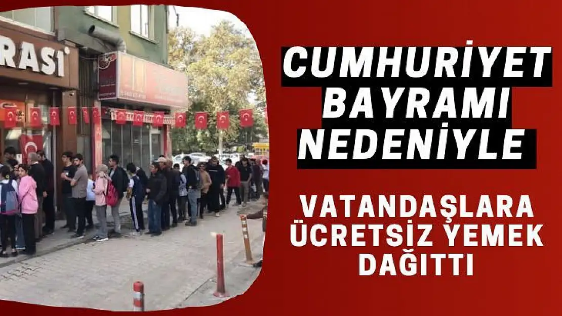 Cumhuriyet Bayramı nedeniyle vatandaşlara ücretsiz yemek  dağıttı