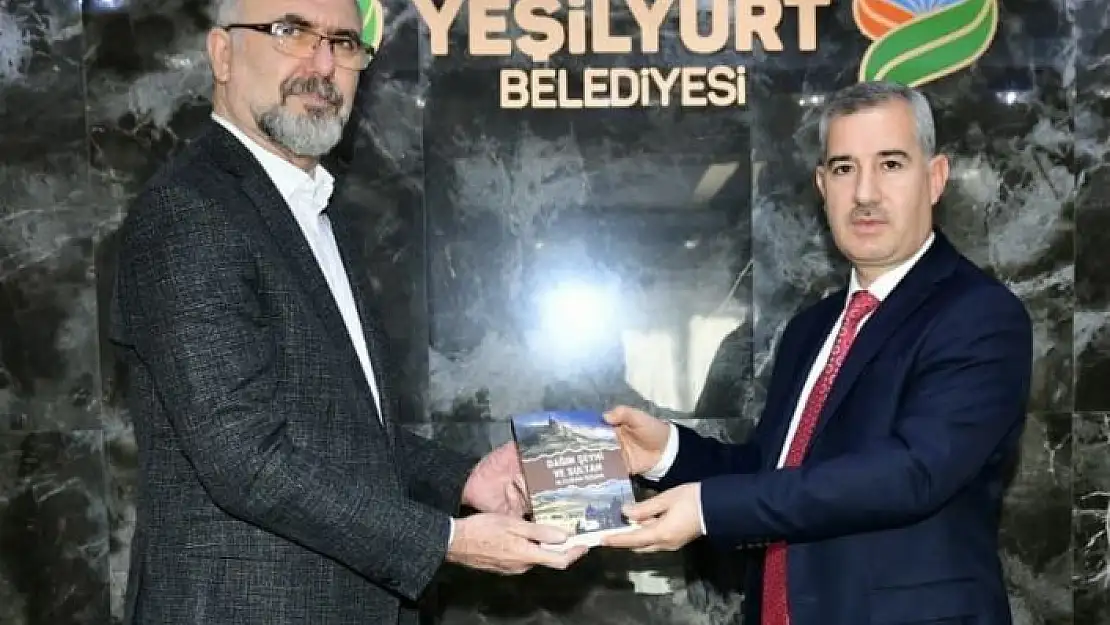 '`Dağın Şeyhi ve Sultan´ okurlarıyla buluştu'