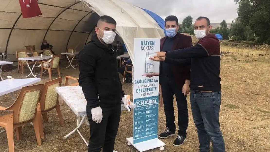 'Damattan davetlilere maske ve dezenfektan ikramı'
