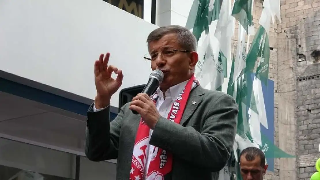 'Davutoğu´nun Sivas ziyaretinde arbede'