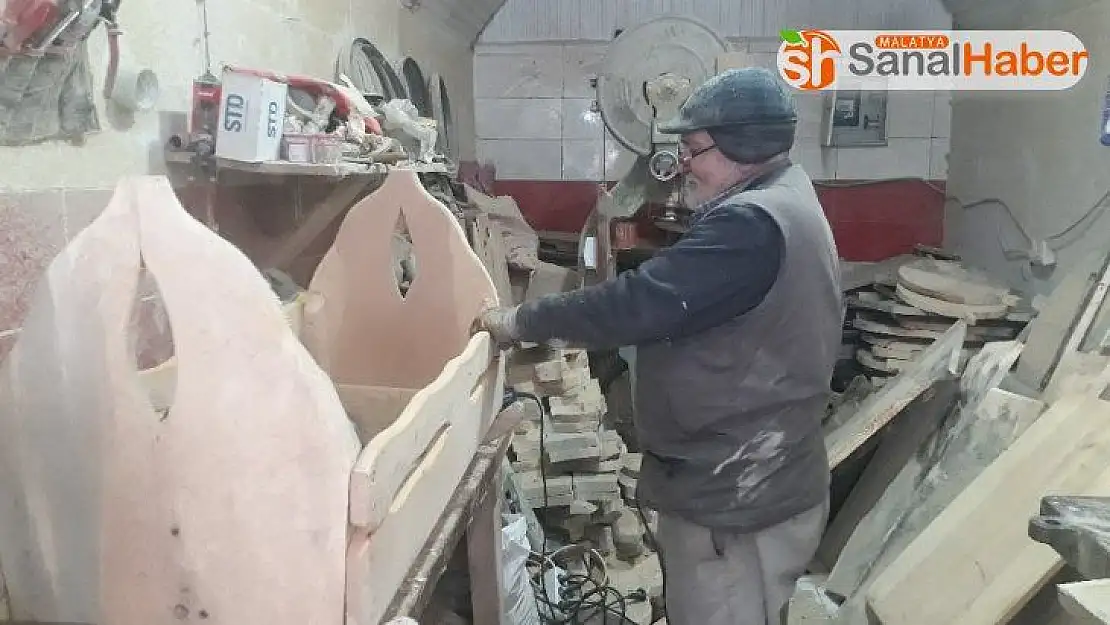 Dedesinden miras kalan mesleği sürdürüyor
