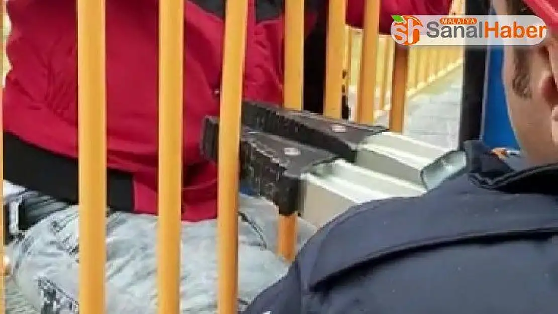 Demir korkuluğa sıkışan çocuğu itfaiye kurtardı