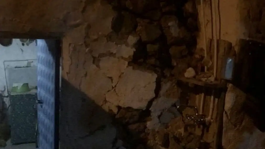 'Deprem bazı köy evlerine hasar verdi, kayalar yuvarlandı'
