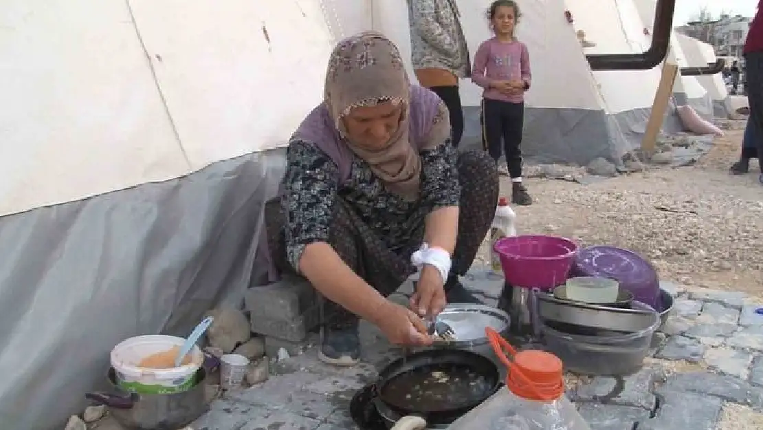 'Deprem bölgesinde yükün büyük kısmını kadınlar sırtlıyor'