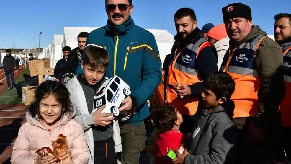 'Deprem bölgesinden yürek ısıtan kareler'