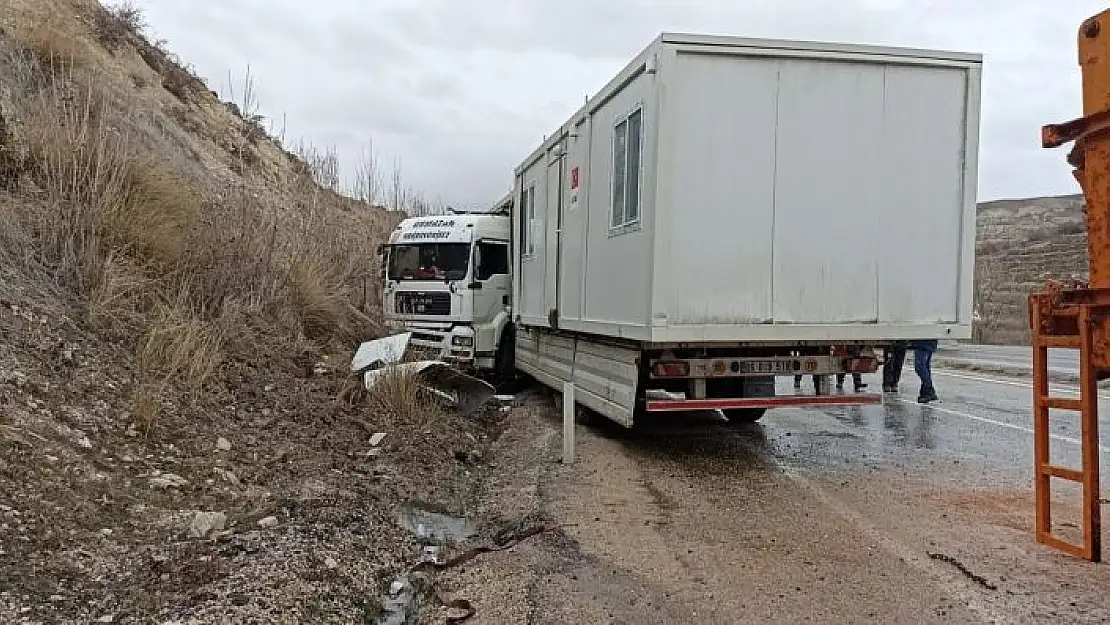 'Deprem bölgesine konteynır taşıyan tır kaza yaptı'