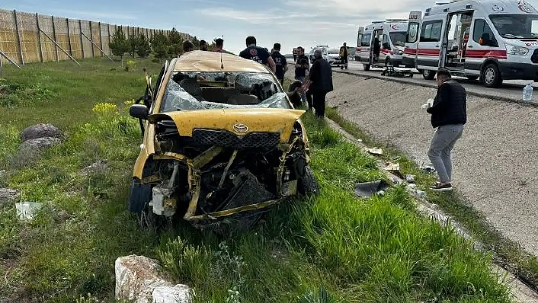 'Deprem bölgesine oy vermeye gittiler, dönüş yolunda takla attılar'