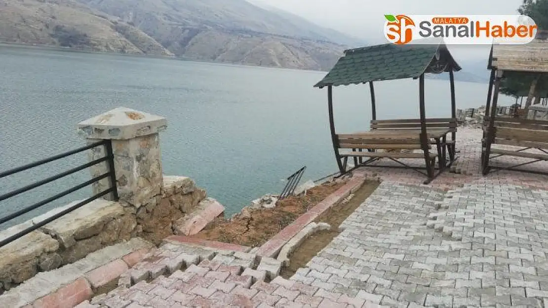 Malatya'da deprem feribot iskelesini yıktı