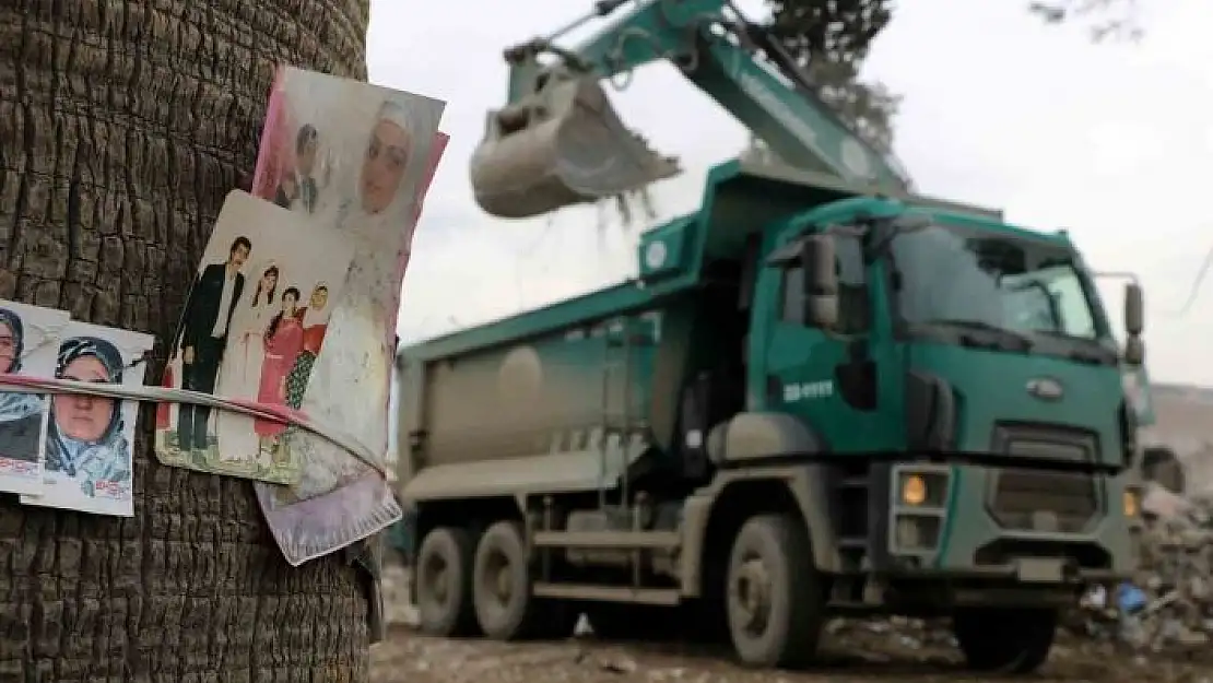 'Deprem geride acı hatıralar bıraktı: Enkazdan çıkan fotoğraflar ağaçlara bağlanıyor'